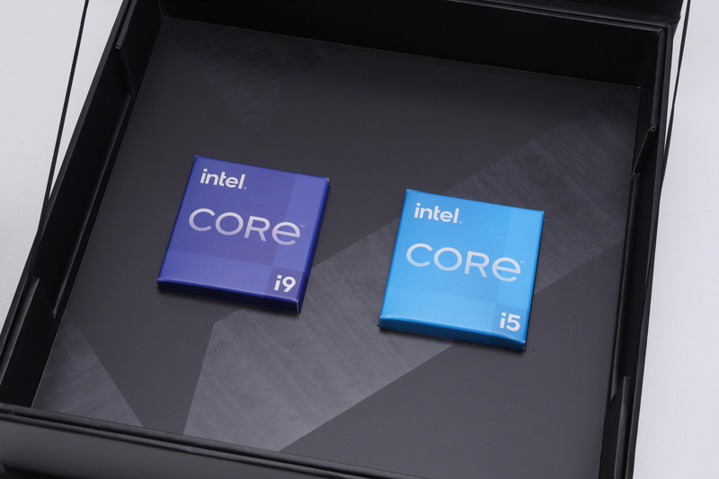 ダイ写真と写真立てを取り出したケースの底には、Intel Core i9とIntel Core i5ロゴが描かれた個装箱が残されていた