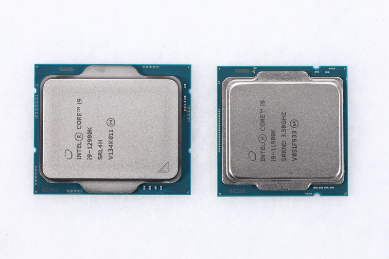 Core i9-12900Kと第11世代CoreのCore i9-11900Kを並べたところ。Core i9-12900Kは縦長の長方形状になっており、従来のデスクトップ向けCPUより大型化している