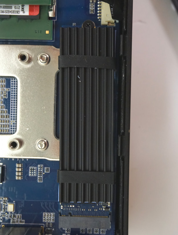 右のM.2スロットには、薄型のヒートシンクを貼り付けたSSDが組み込み済み