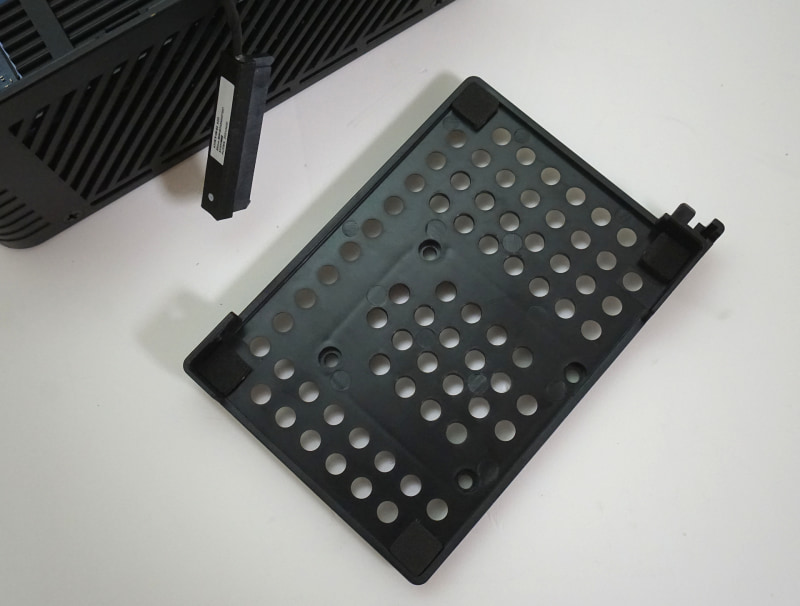 2.5インチシャドウベイもあるので、2.5インチSSDやHDDを増設することも可能、左の垂れ下がっているケーブルは基板と接続されているSATAケーブルだ