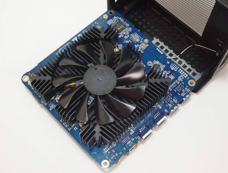 基板部分を取り出したところ。かなり大きなCPUクーラーが基板を覆っている