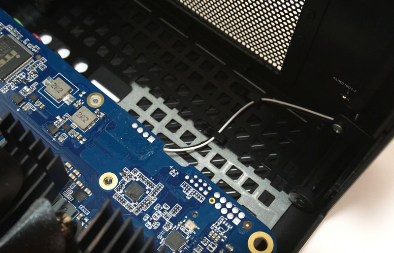 ケースの周囲に引き回されている無線LANのケーブルがあるので、ケースは外せない