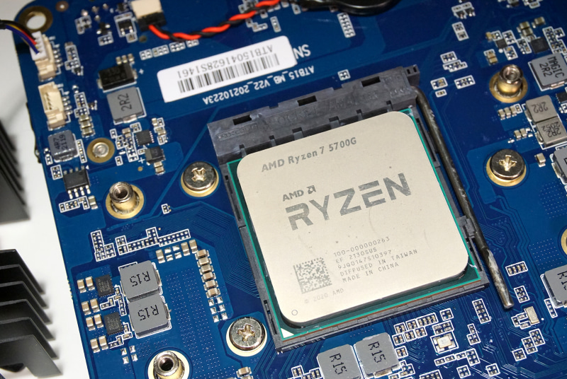 CPUクーラーを外してグリスを拭き取ると、デスクトップPC向けのRyzen 7 5700Gが見えた