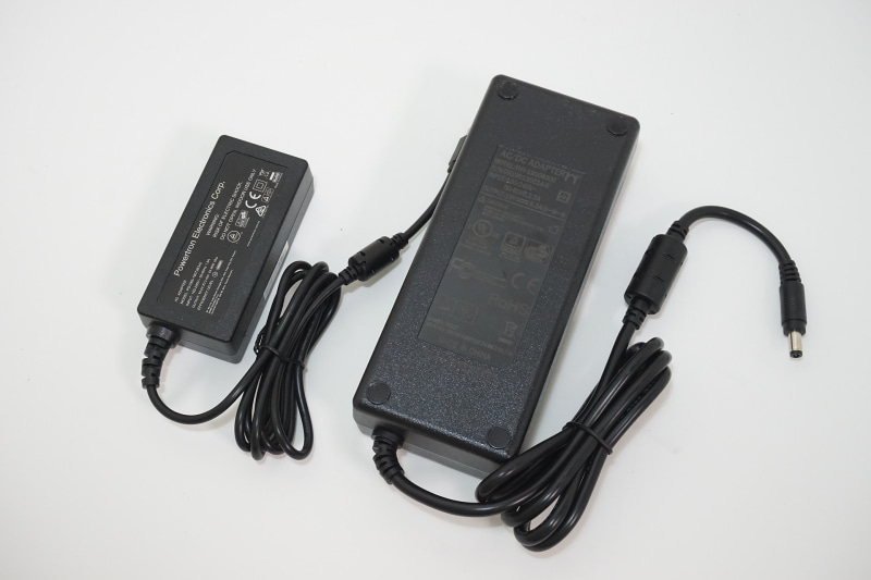 ACアダプタは120W出力に対応しており、かなり大きめだ。左はEliteMini TL50に同梱される65Wモデル