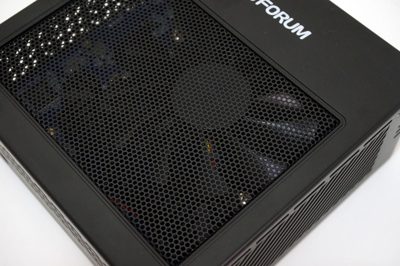 各部にメッシュ構造を採用し、エアフローを高めた筐体を採用