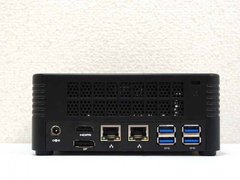 背面にはDisplayPortとHDMIの映像出力端子を装備。右端のUSBポートはすべてUSB 3.1対応だ