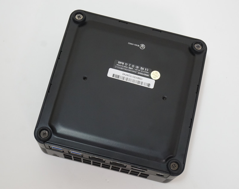 底面の四隅にある長いネジを外す