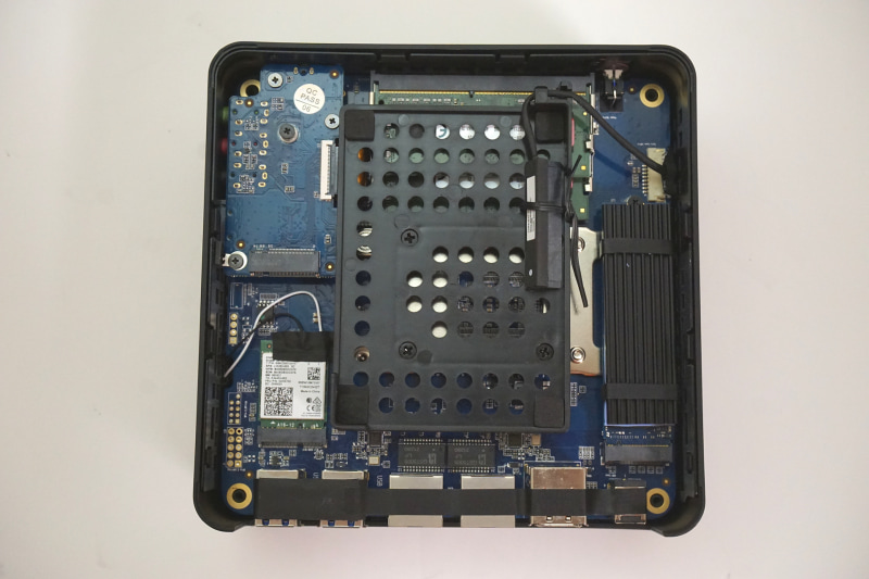 底面を外すと内部にアクセスできる