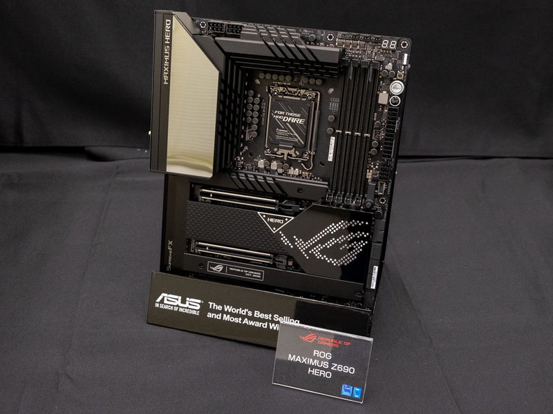 ROG MAXIMUS Z690 HERO。I/O部には微細構造を使用したイルミネーション「Polymo Lighting」も備える