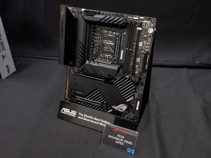 ROG MAXIMUS Z690 APEX。オーバークロック特化モデルで、すべてのはんだ付けを自動化製造プロセスにてシングルパスで行なう「Auto-Extreme Technology」を採用