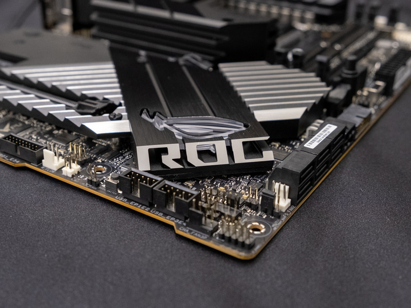 筐体下方のヒートシンクはAPEXおなじみのX-shapeデザイン。アルミニウム押出形成により、マザーボードを横から見たときにROGロゴが浮かび上がるデザインも特徴的