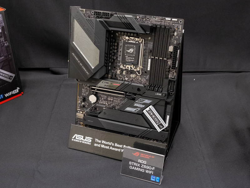 ROG STRIX Z690-F GAMING WIFI。I/O部は2層構造「Illuminated Acrylic Display」を採用し、ベルクロ素材のケーブルタイ「Reusable Cable Organizer」も備える