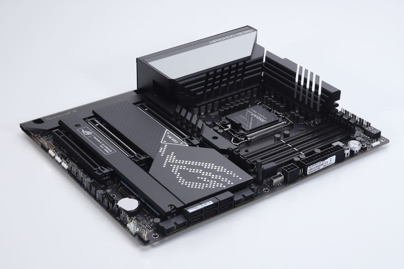 ビジュアルと放熱性を兼ね備えた大型ヒートシンクを搭載した豪華な設計のマザーボードだ