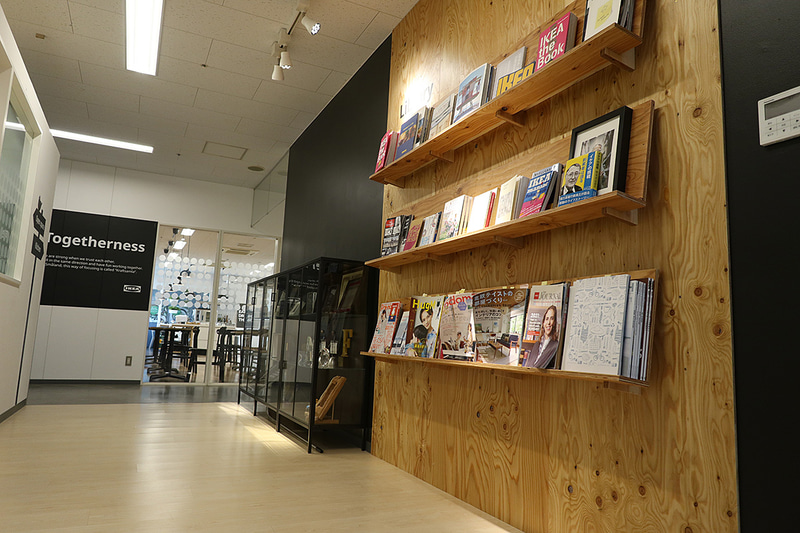 こちらはイケアが登場する雑誌や本を置いたコーナー