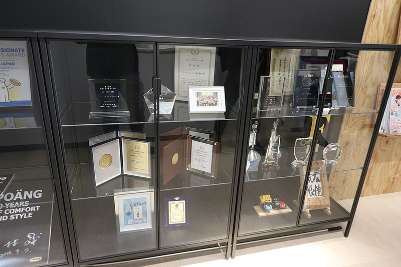 数々の受賞トロフィーも置かれていた