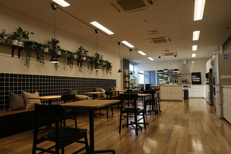 昼食や休憩ができるスペース#Recharge。席の間隔を開けながら席数を増やす工夫をしているという