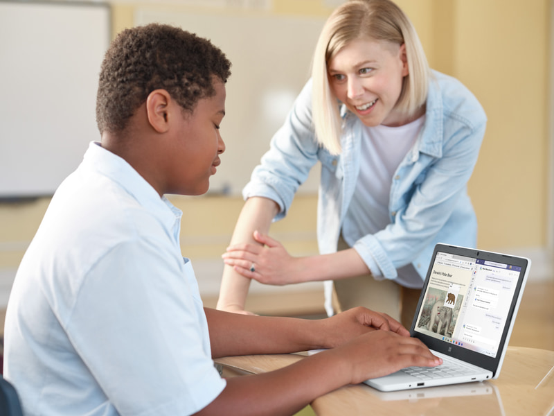 Windows 11 SEとそれを搭載したSurface Laptop SEを利用する生徒と教師(写真提供:Microsoft)