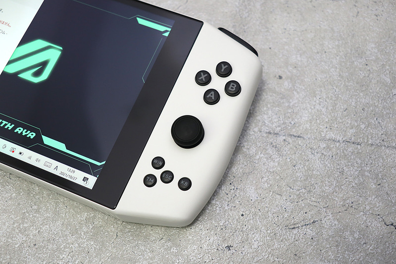 WindowsキーやECSキー相当のボタンに加え、タスクマネージャーとオンスクリーンキーボードを起動するボタンも用意されている。慣れるまでは視認しておく必要があるだろう