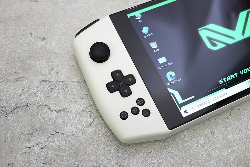 ボタンのストロークは深め。一方、アナログスティックの移動距離は少なめだ