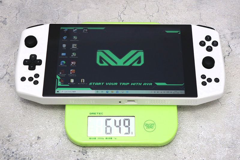 重量は実測で649g。さすがにWIN 3よりは重く感じられるのだが、ONEXPLAERと比べると軽い。さすがに持ち上げてのプレイはつらいが、ソファに座ってリラックスして脚の上に置く分にはストレスはなく、2時間程度のプレイは余裕だった