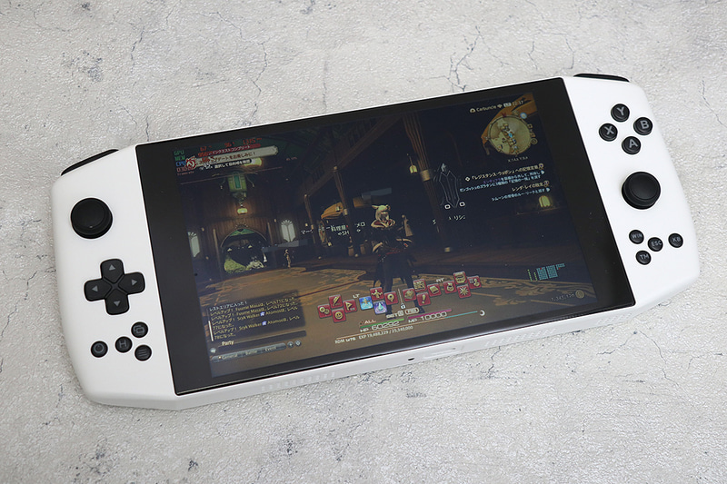 液晶は光沢のためやや反射が強めだが、視野角や発色は良好で見ていて気持ちいい。縦800ドットは、やはり720ドットと比較してアドバンテージがある