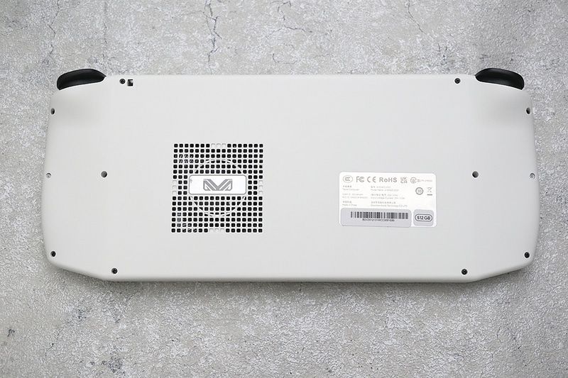 本体背面にはファンの吸気口。このファンはかなり静音で、ゲームプレイ中気になることはない