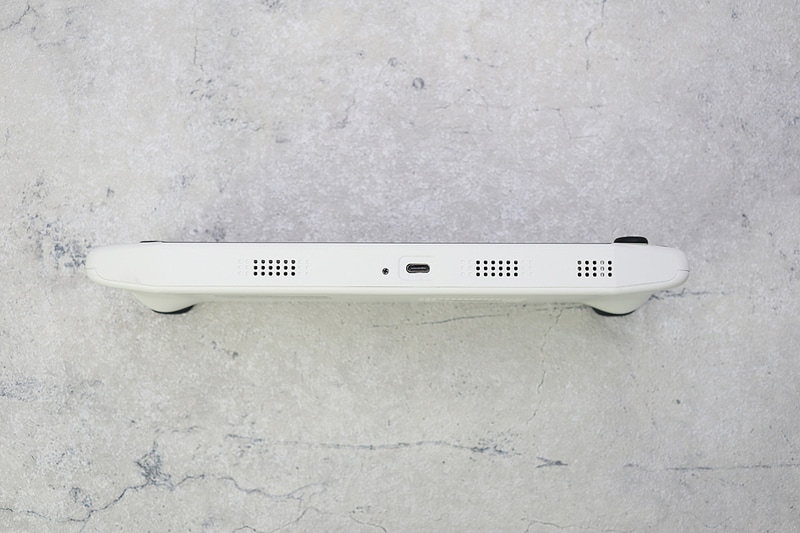 本体底面もUSB Type-Cが1基。上下どちらでも充電が行なえるので、使いやすい方を選ぶとよい