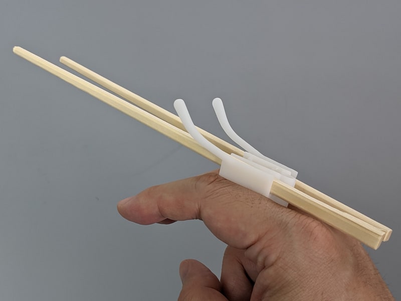 指に装着した状態。なお製品名に「ゲーミング」とあるが、特にそうした用途に特化しているわけではなく、ましてやLED内蔵で派手に光るわけでもない