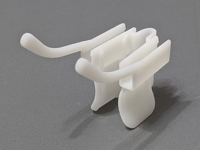 製品本体。アクリル樹脂の1パーツ構成。3Dプリンタ製に見えなくもないが、詳細は不明だ