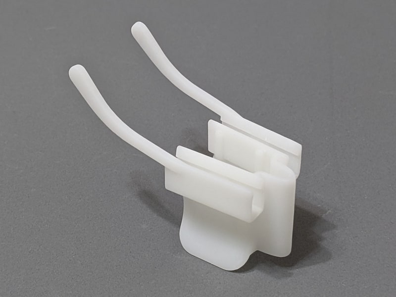 細長く伸びる支柱は、天地逆に置いた時に割りばしが接地しない役割を果たす