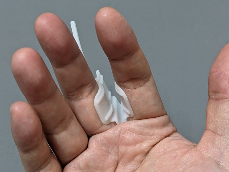 指輪のように指の先端から通すわけではなく、挟んでいるだけなので簡単に着脱できる