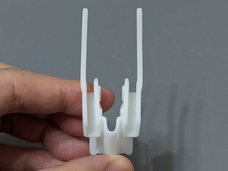 上部には2つの溝があり、ここに割りばしを挟み込む。先端はきちんと揃える必要がある