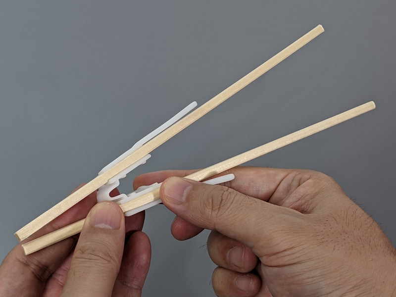 安定して使えるのは角形の割りばしで、丸い竹割箸などは適していない
