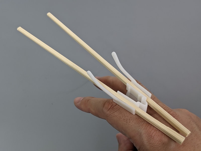 人差し指と中指を広げることで開いた状態になる