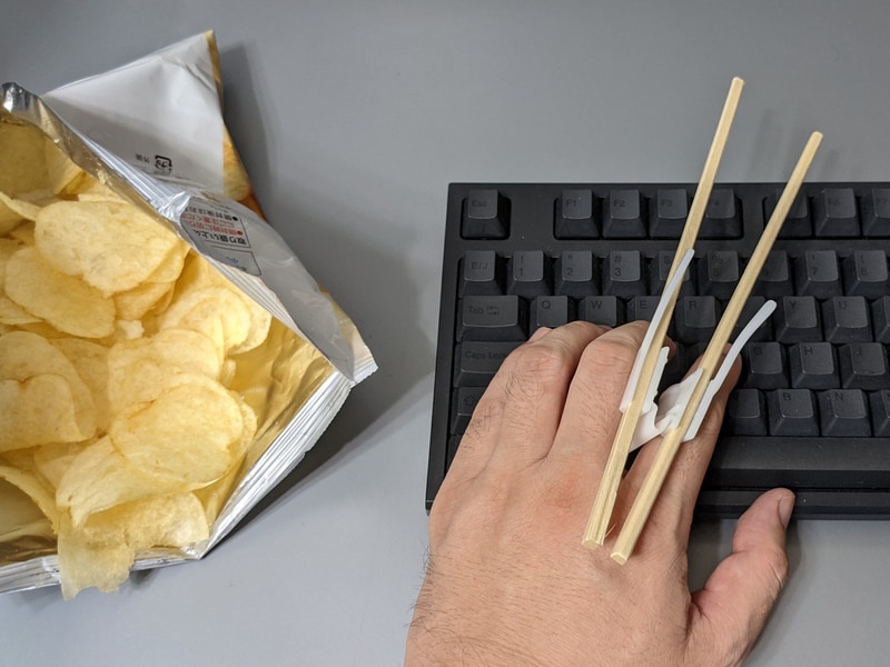 手にはめたままキーボードの打鍵も可能だ。ただしノートPCのように画面が近い場合、箸の先端を突き立てないよう注意