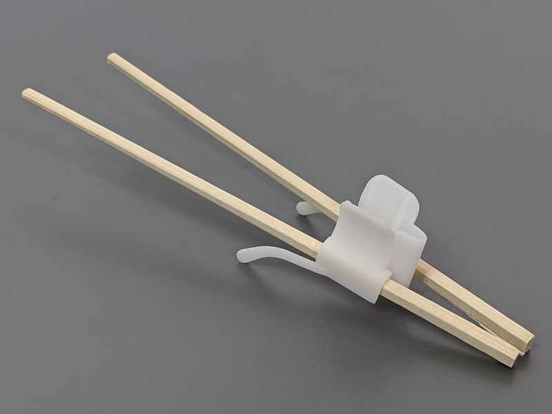 天地をひっくり返すことで、箸の先端を宙に浮かせた状態で置くこともできる