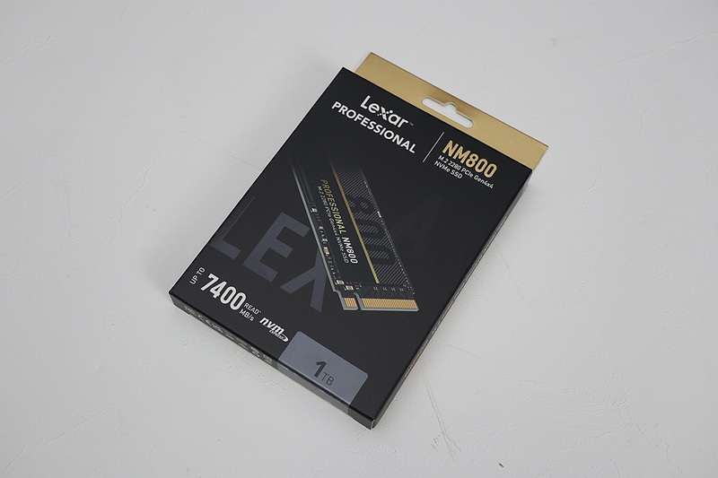 製品パッケージで7,400MB/sが大きく謳われている