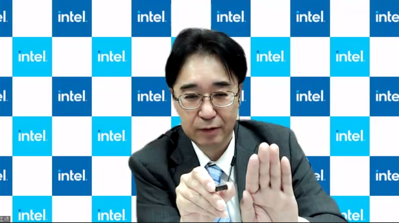 4004を手にしている土岐英秋氏