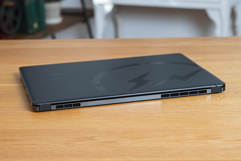 背面に端子類はない。排気口のみだ