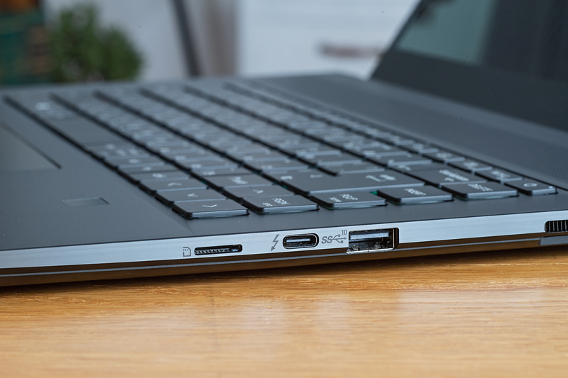 右側面は、Thunderbolt 4(Type-C)、USB 3.2 Gen 2(Type-A)、microSDメモリーカードスロット(SDXC対応)がある