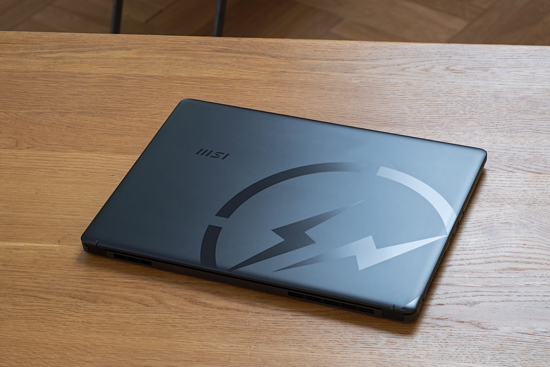 トップカバーにはfragment designのアイコンである稲妻のマークを配置している。黒に違う黒、そしてて大胆に大きく、外側の円が見切れる形で配置されているあたりに藤原ヒロシ氏らしさが伺える