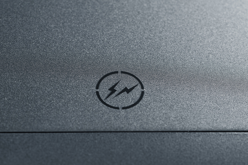 実は本体裏側にももさりげなく稲妻のマークがある