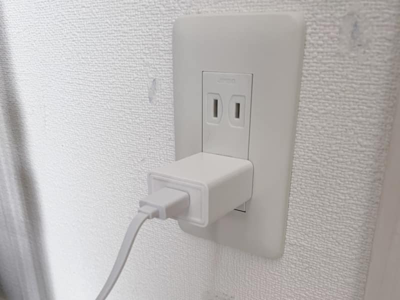 ACアダプタを自宅のコンセントに挿すだけで、ほかにケーブルとかは不要