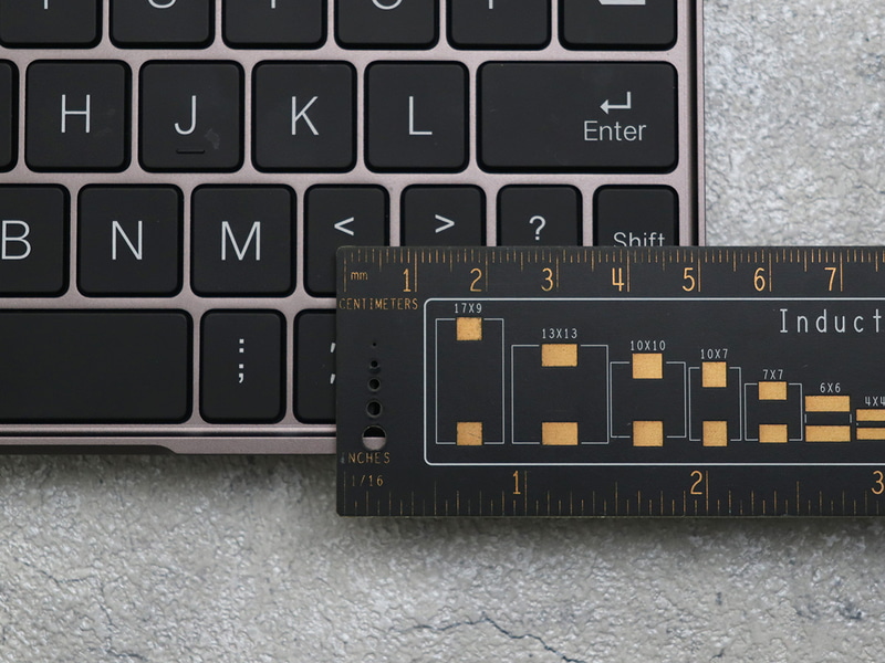 キーピッチは主要のアルファベットが16mm、記号が14mmとなっている