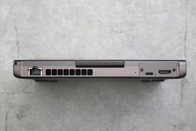 背面左側には2.5Gigabit Ethernet。右側はモジュールで着脱可能