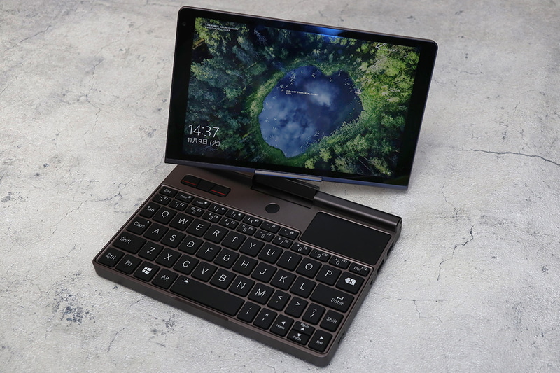 なぜか右ではなく左ひねりの2軸ヒンジ。ちょっとレアだと思う