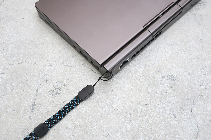 ストラップホールを装備しているため、ハンドストラップを通せる