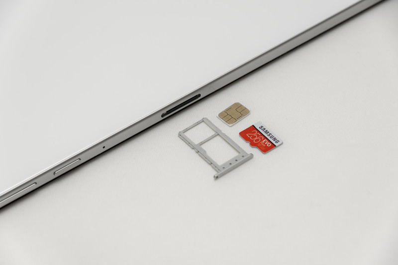 microSDカードはSIMスロットに挿入する形