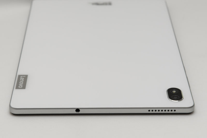 側面にイヤフォン端子を備える