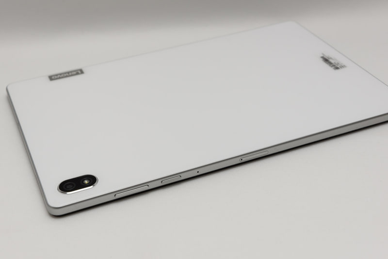 電源、ボリュームキーは本体上部に位置している